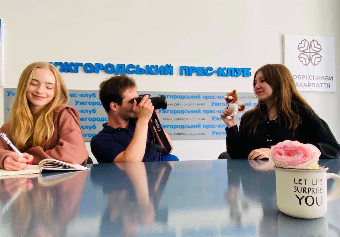 На фото зображені студенти практиканти