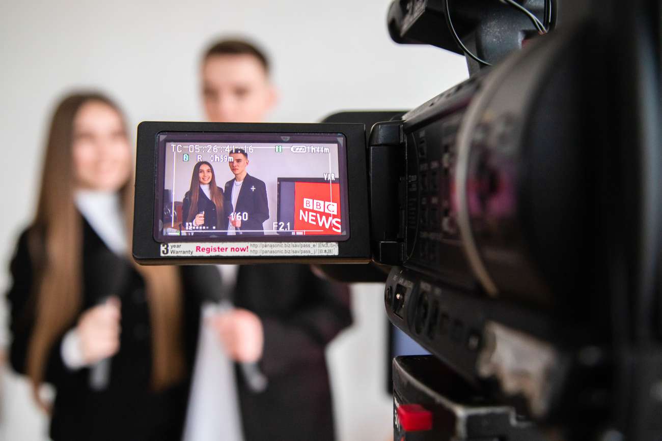 На фото студенти практиканти, знімальний процес